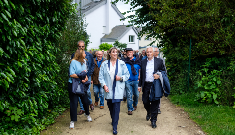 Image de personnes qui se déplacent en groupe dans le quartier Cents